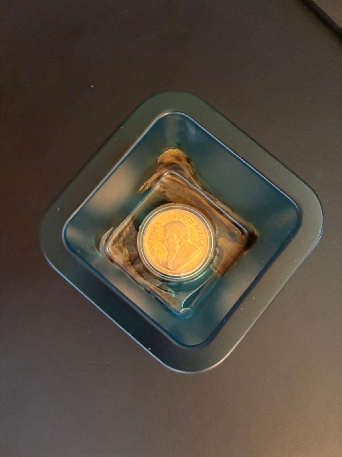 Goldholz Cube aus Ulmenholz und blauem Epoxidharz mit 1 oz Krügerrand im Boden
